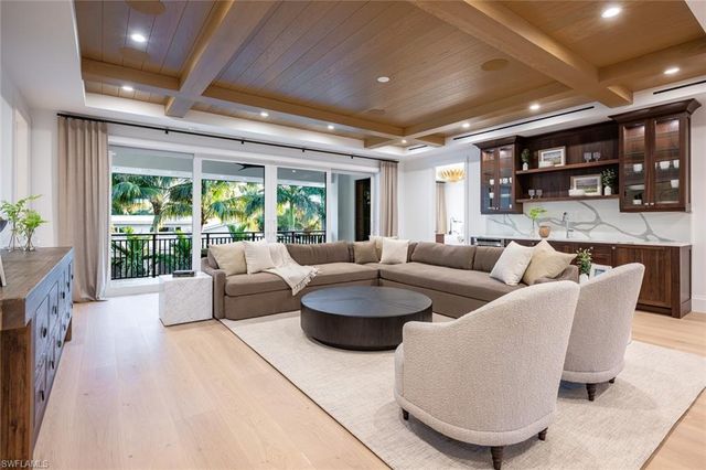 190 7TH AVE N, Naples, FL 34102