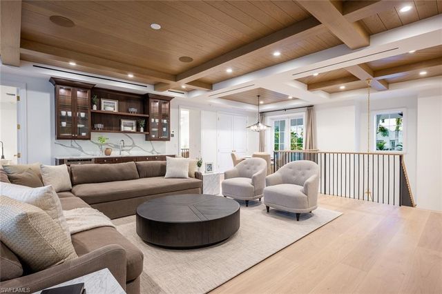 190 7TH AVE N, Naples, FL 34102