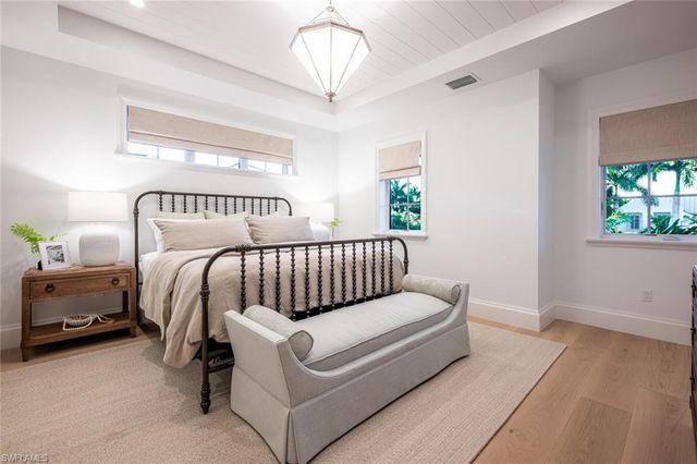 190 7TH AVE N, Naples, FL 34102