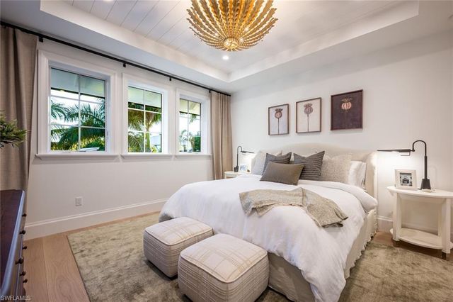 190 7TH AVE N, Naples, FL 34102