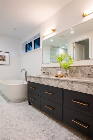 190 7TH AVE N, Naples, FL 34102