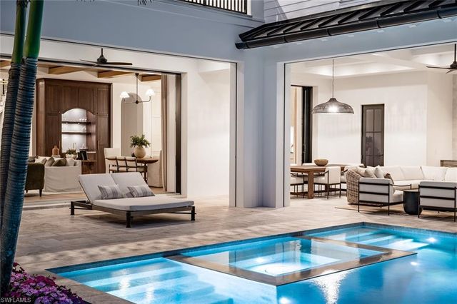 190 7TH AVE N, Naples, FL 34102