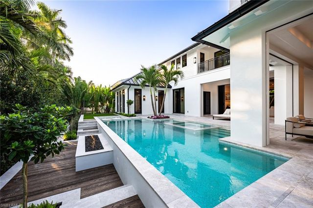 190 7TH AVE N, Naples, FL 34102