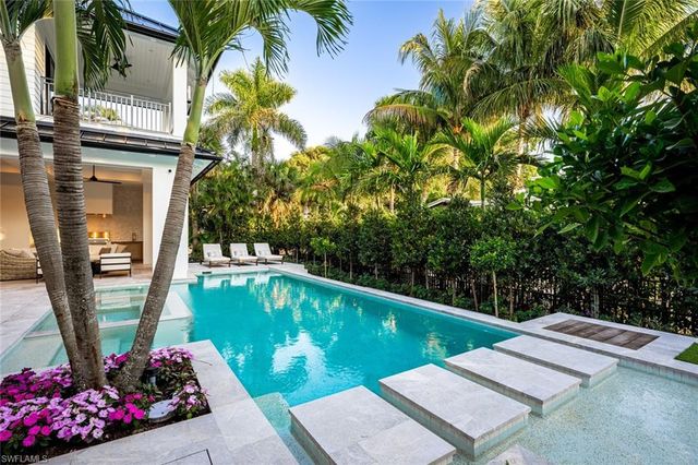 190 7TH AVE N, Naples, FL 34102