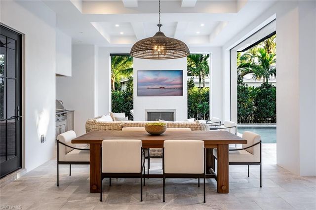 190 7TH AVE N, Naples, FL 34102