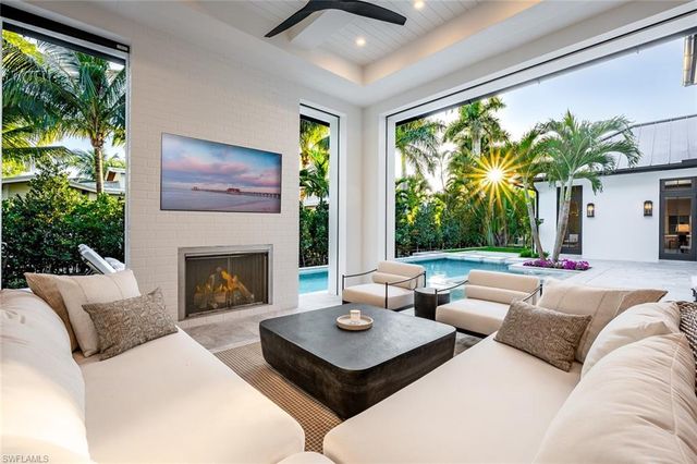 190 7TH AVE N, Naples, FL 34102