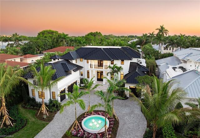 190 7TH AVE N, Naples, FL 34102