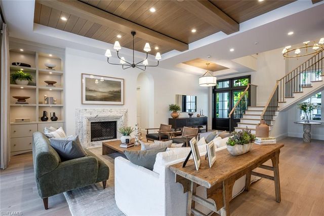 190 7TH AVE N, Naples, FL 34102