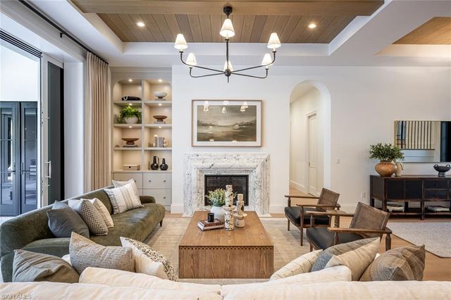 190 7TH AVE N, Naples, FL 34102