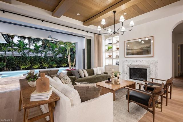 190 7TH AVE N, Naples, FL 34102