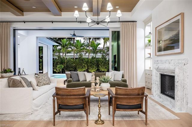 190 7TH AVE N, Naples, FL 34102