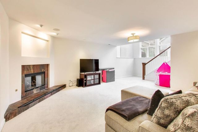 2720 N Magnolia Avenue, Chicago, IL 60614