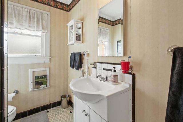 4351 63rd St, Sacramento, CA 95820