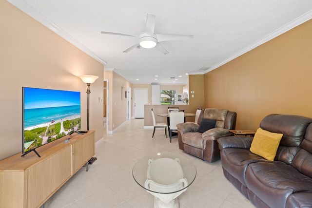 8666 Bella Vista Drive 111, Boca Raton, FL 33433