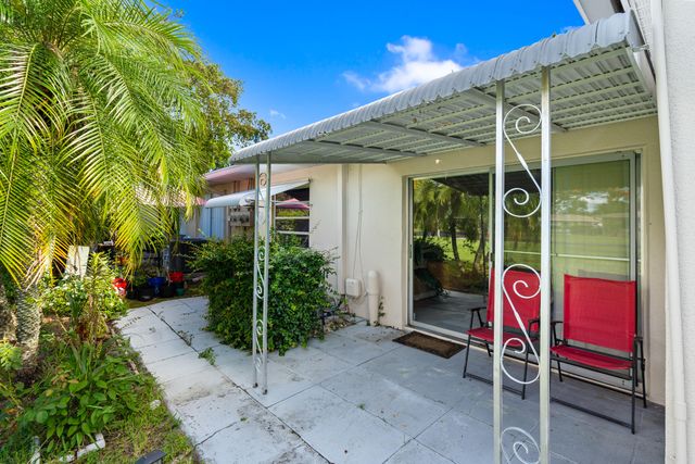 8666 Bella Vista Drive 111, Boca Raton, FL 33433