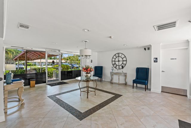 8666 Bella Vista Drive 111, Boca Raton, FL 33433