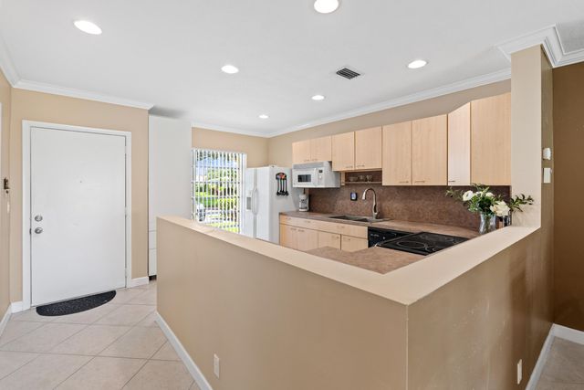 8666 Bella Vista Drive 111, Boca Raton, FL 33433