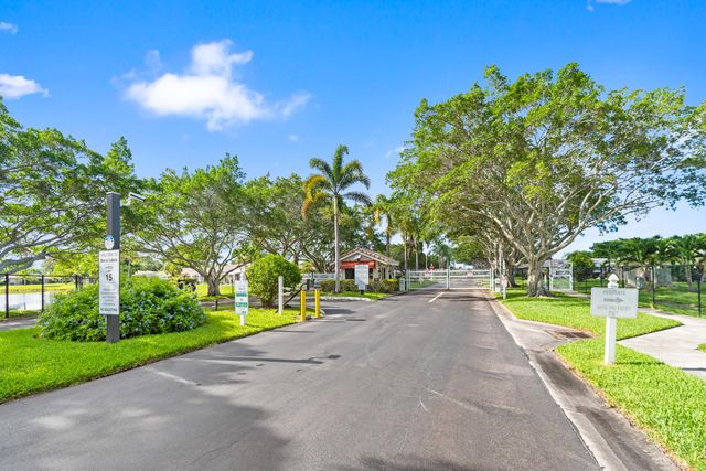 8666 Bella Vista Drive 111, Boca Raton, FL 33433