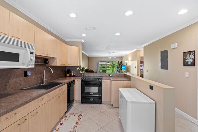 8666 Bella Vista Drive 111, Boca Raton, FL 33433