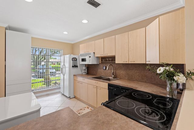 8666 Bella Vista Drive 111, Boca Raton, FL 33433