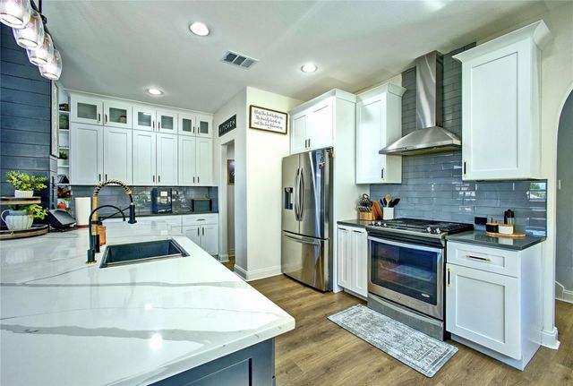 305 Lightcliff ST, Hutto, TX 78634