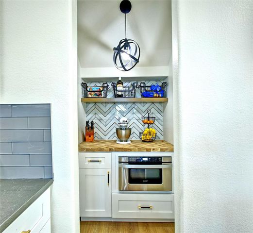 305 Lightcliff ST, Hutto, TX 78634