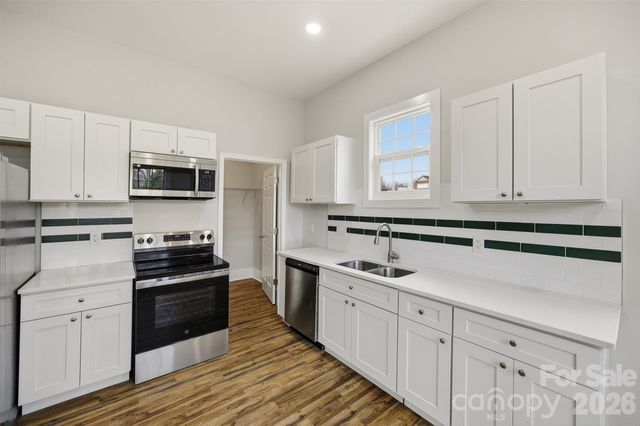 9067 McCray Farms Drive, Hickory, NC 28601