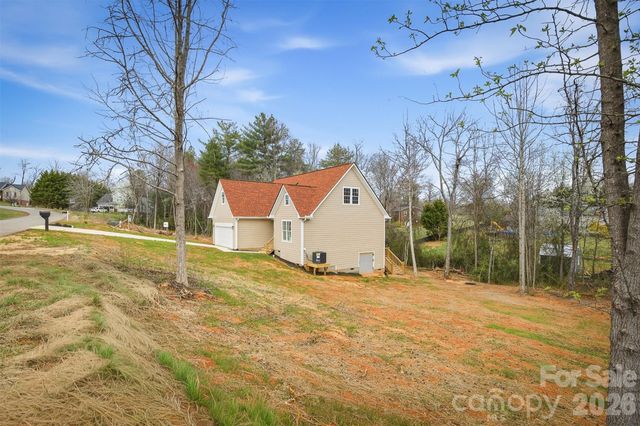 9067 McCray Farms Drive, Hickory, NC 28601