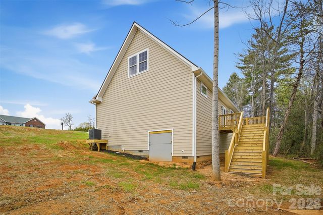 9067 McCray Farms Drive, Hickory, NC 28601