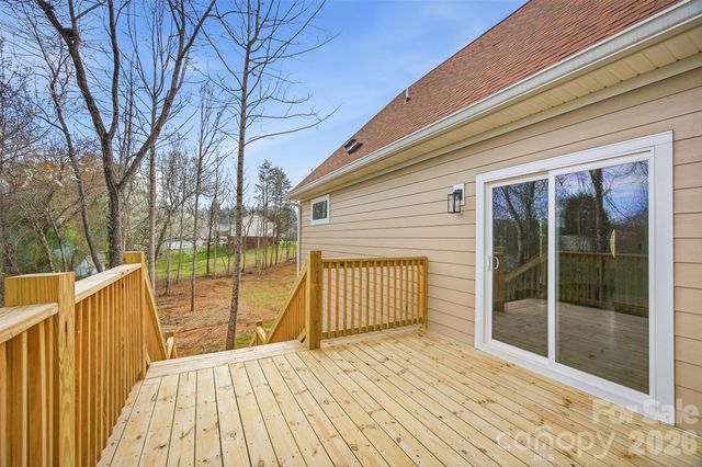 9067 McCray Farms Drive, Hickory, NC 28601