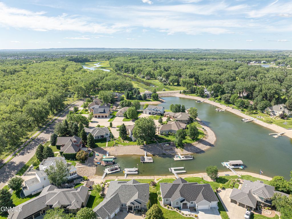 1506 Galleon Place, Bismarck, ND 58504 photo 2