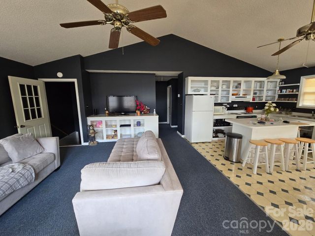 987 West Road, Hot Springs, NC 28743