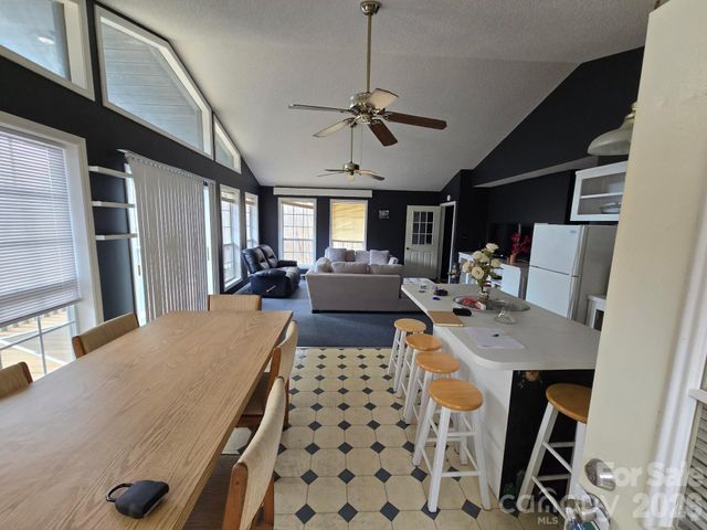 987 West Road, Hot Springs, NC 28743
