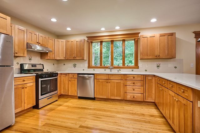 2 Eastwood Dr, Southampton, MA 01073