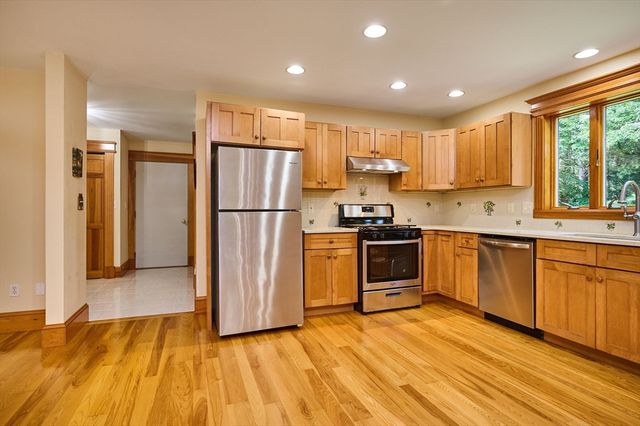 2 Eastwood Dr, Southampton, MA 01073