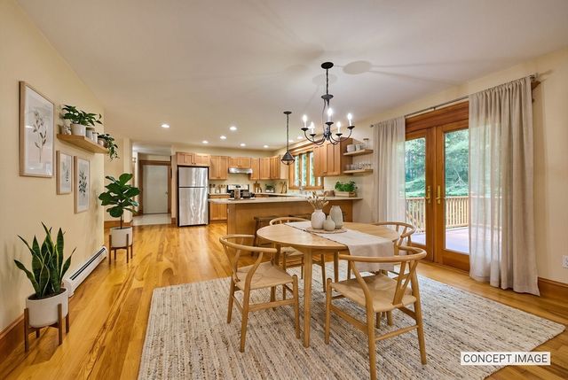 2 Eastwood Dr, Southampton, MA 01073
