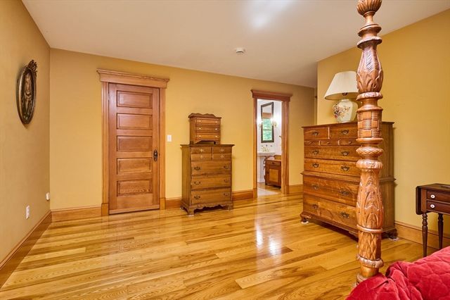 2 Eastwood Dr, Southampton, MA 01073