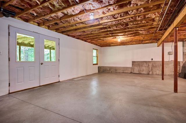 2 Eastwood Dr, Southampton, MA 01073