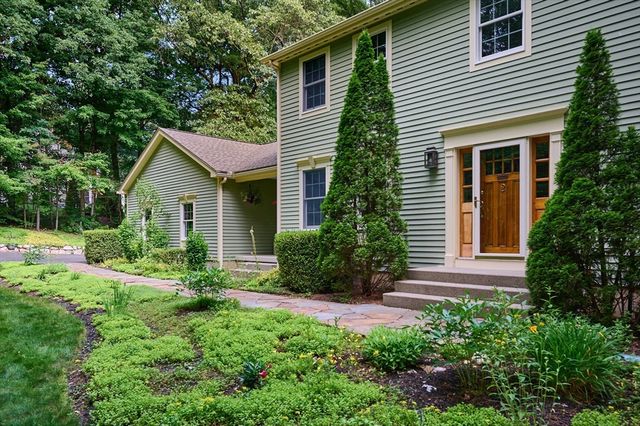 2 Eastwood Dr, Southampton, MA 01073