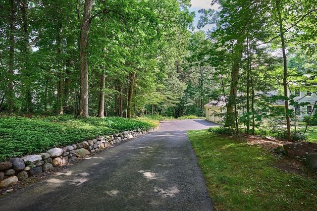 2 Eastwood Dr, Southampton, MA 01073
