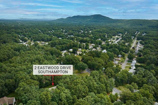 2 Eastwood Dr, Southampton, MA 01073