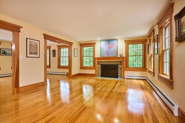 2 Eastwood Dr, Southampton, MA 01073