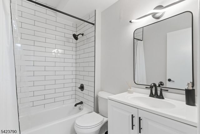 200 Paterson Ave 1A, East Rutherford Boro, NJ 07073