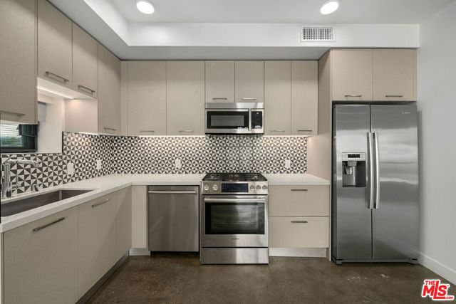 1250 N Fairfax Avenue 204, West Hollywood, CA 90046