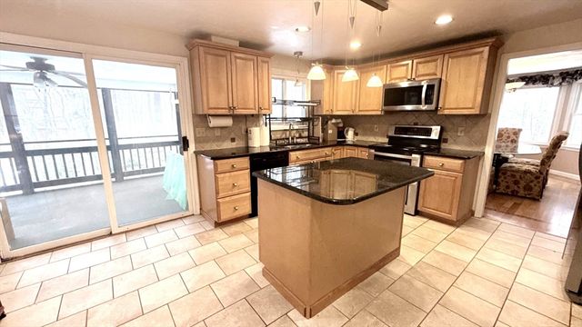 11 Quail Run Rd, Bellingham, MA 02019