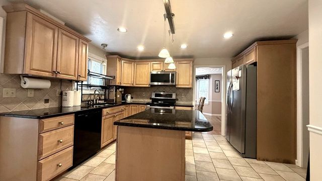 11 Quail Run Rd, Bellingham, MA 02019