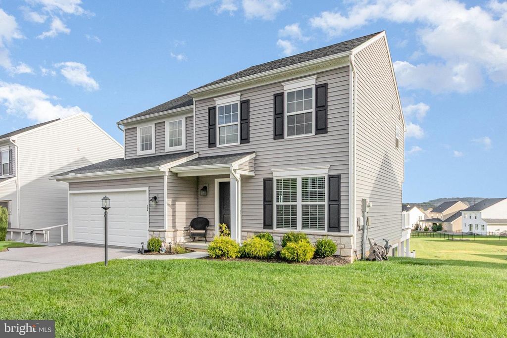 Image 2 of property listing at 584 SMOKE HOUSE DRIVE, Mechanicsburg, PA 17055