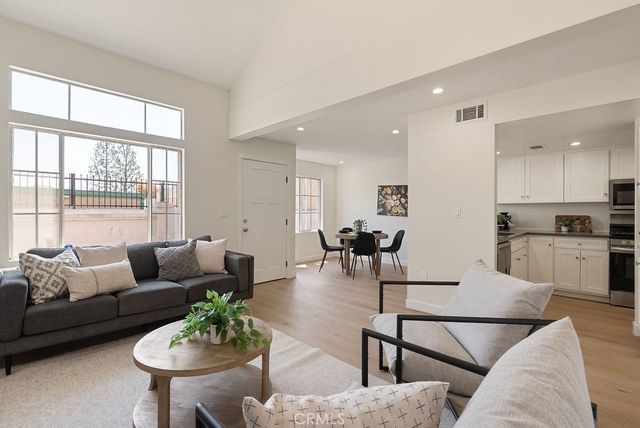 820 W Compton 24, Compton, CA 90220