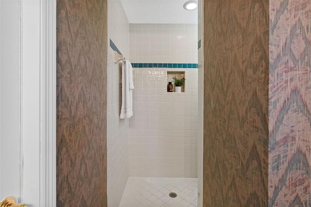 304 LAKE KELL COURT, Lutz, FL 33549