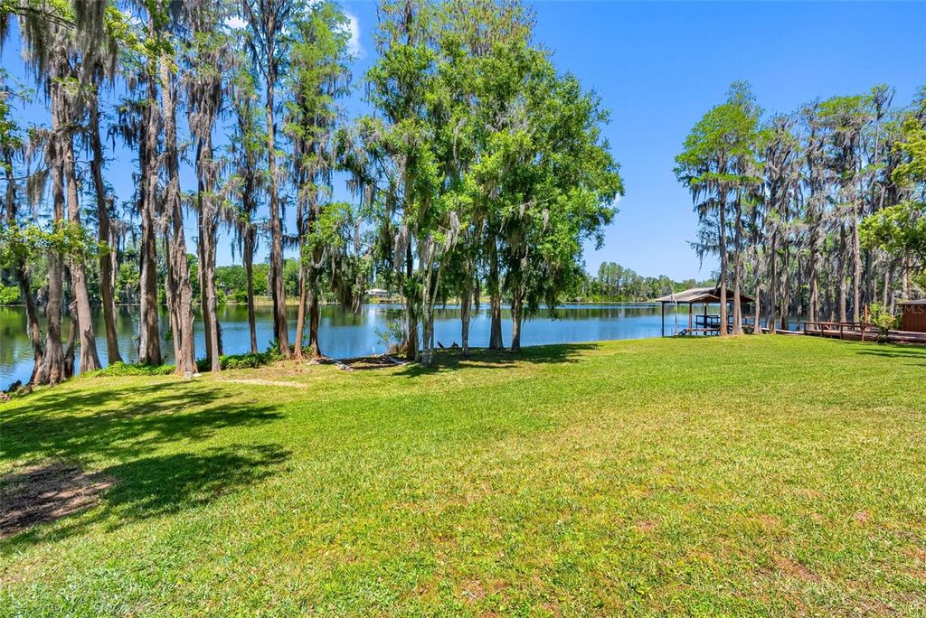 304 LAKE KELL COURT, Lutz, FL 33549